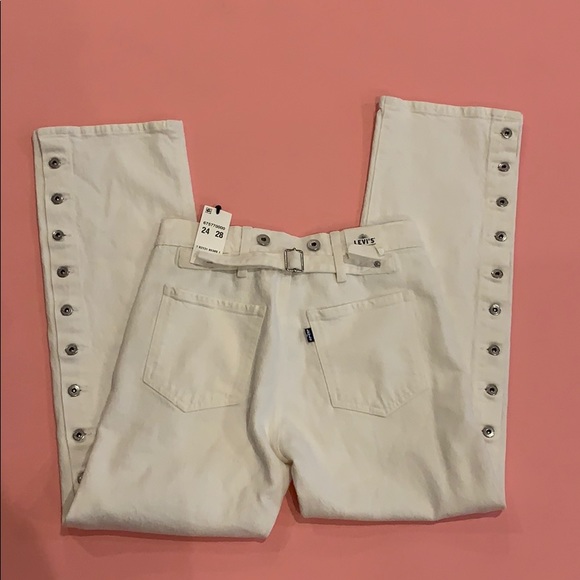 White Levi’s - Picture 5 of 10